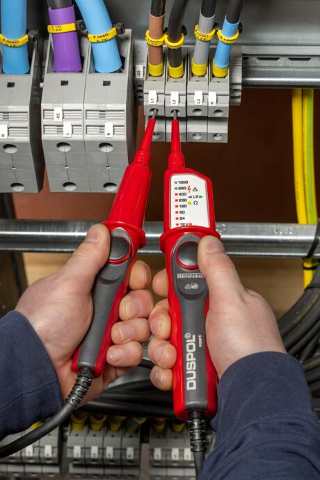 Voltage tester DUSPOL® expert – phase sequence test at the output clamps of a power supply