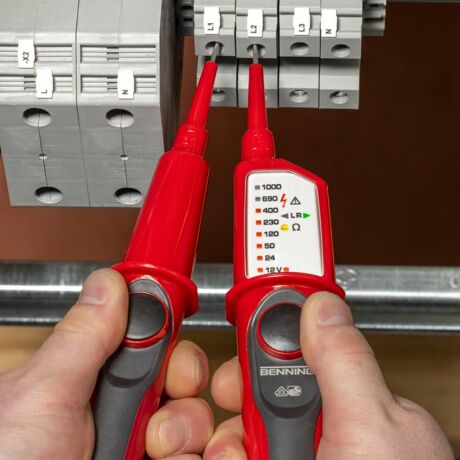 Voltage tester DUSPOL® expert – phase sequence test at the output clamps of a power supply