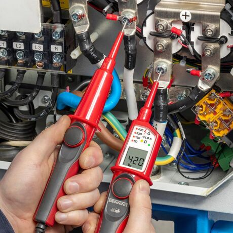 Voltage tester DUSPOL® digital – Testing the output voltge of a DC charging station