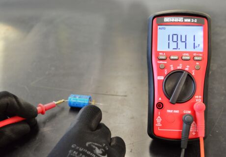 Digital Multimeter BENNING MM 2-2 during a capacity measurement of a capacitor