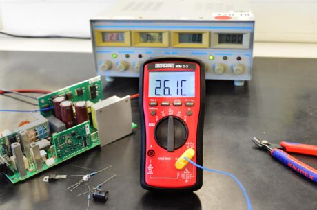 Digital-Multimeter BENNING MM 2-3 während einer Temperaturmessung (°C) über Temperatursensor Typ K