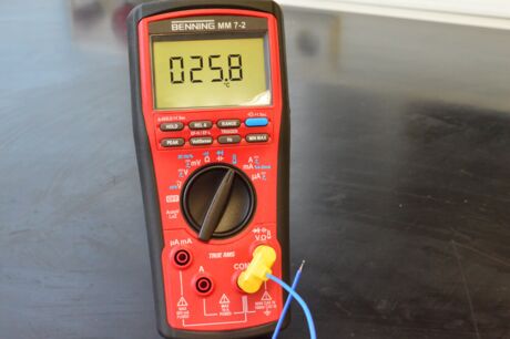 Digital-Multimeter BENNING MM 7-2 während einer Temperaturmessung mit dem Temperatursensor Typ K