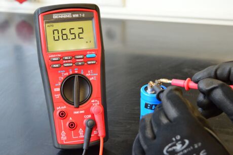 Digital-Multimeter BENNING MM 7-2 während der Kapazitätsmessung eines Kondensators