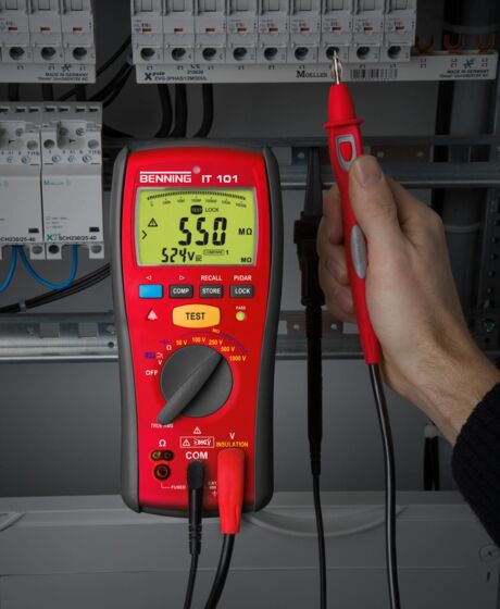 VDE 0100 Prüfgerät BENNING IT 101 bei der Isolationswiderstandsmessung einer elektrischen Anlage