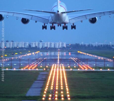 Passagierflugzeug fliegt über die Startbahn des Flughafens