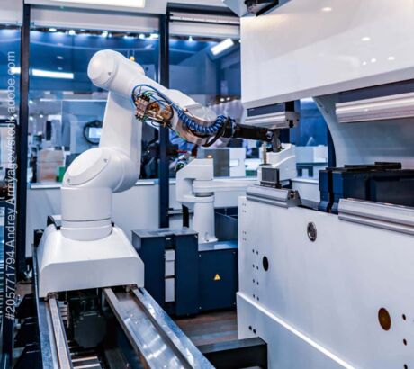 Moderne Industrietechnik mit einem Roboterarm in einer automatisierten Produktionszelle