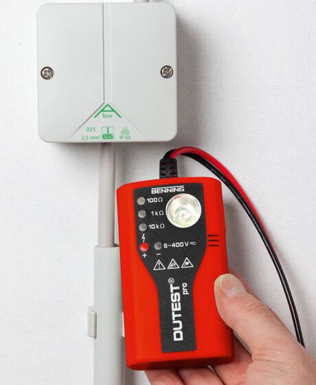 Durchgangsprüfer und Leitungsprüfer DUTEST® pro nutzt den Kabelbruchdetektor zur Anzeige einer Phasenspannung ≥ 230 V / 50 Hz
